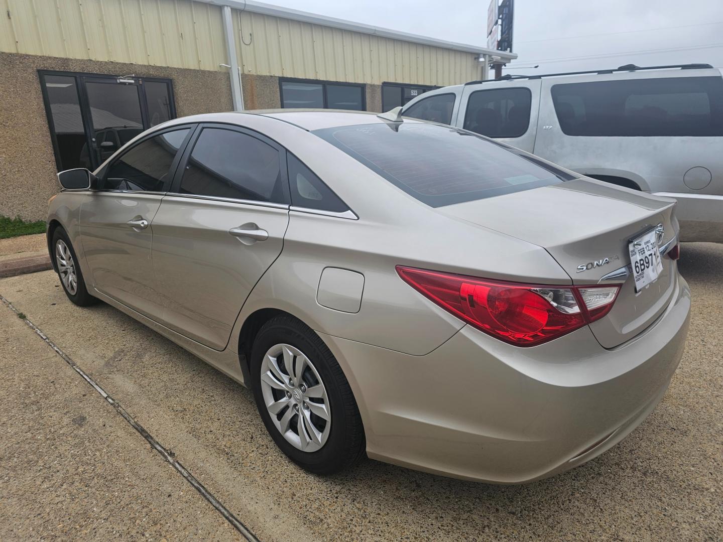 2011 GOLD Hyundai Sonata GLS Auto (5NPEB4AC6BH) with an 2.4L L4 DOHC 16V engine, 5-Speed Automatic transmission, located at 533 S Seven Points BLVD, Seven Points, TX, 75143, (430) 255-4030, 32.313999, -96.209351 - Photo#3